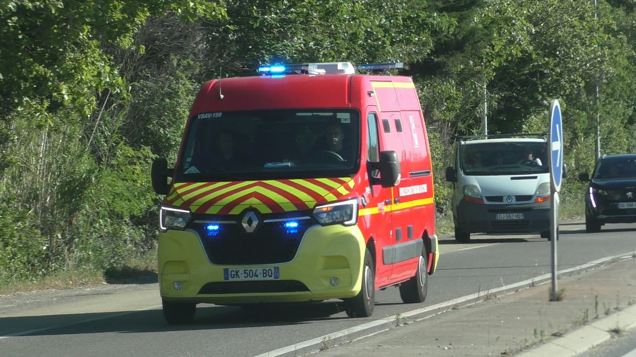 2 Französische RTW auf Einsatzfahrt