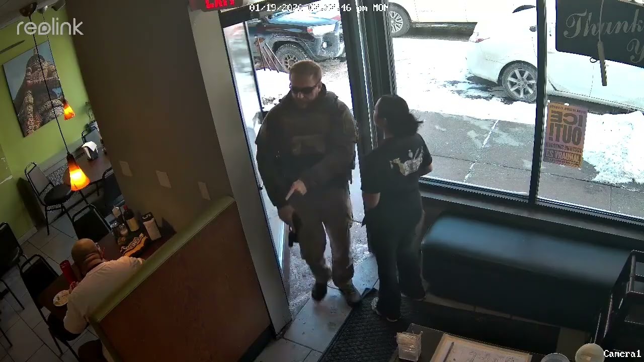Federal Agent Walks Into Restaurant With Gun Drawn in St Paul