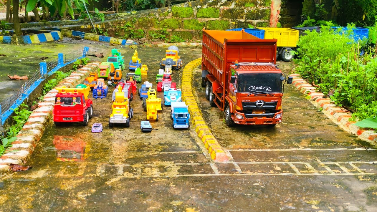 WOW !!! Mobil Truk Tronton Panjang Bongkar Mobil Mobilan Truk Mixer, Forklift, Ambulan 