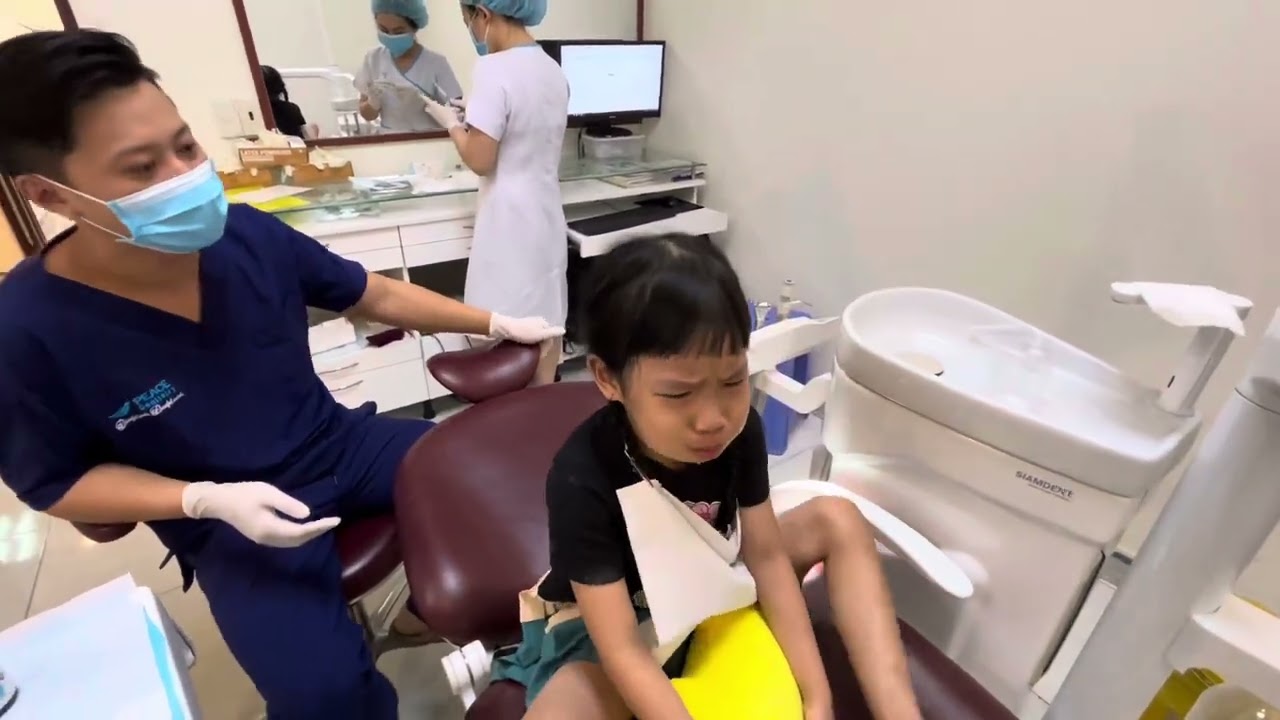 Tạm biệt chiếc răng sữa đầu tiên - Kiếp nạn 82 của chú nha sĩ 🤣