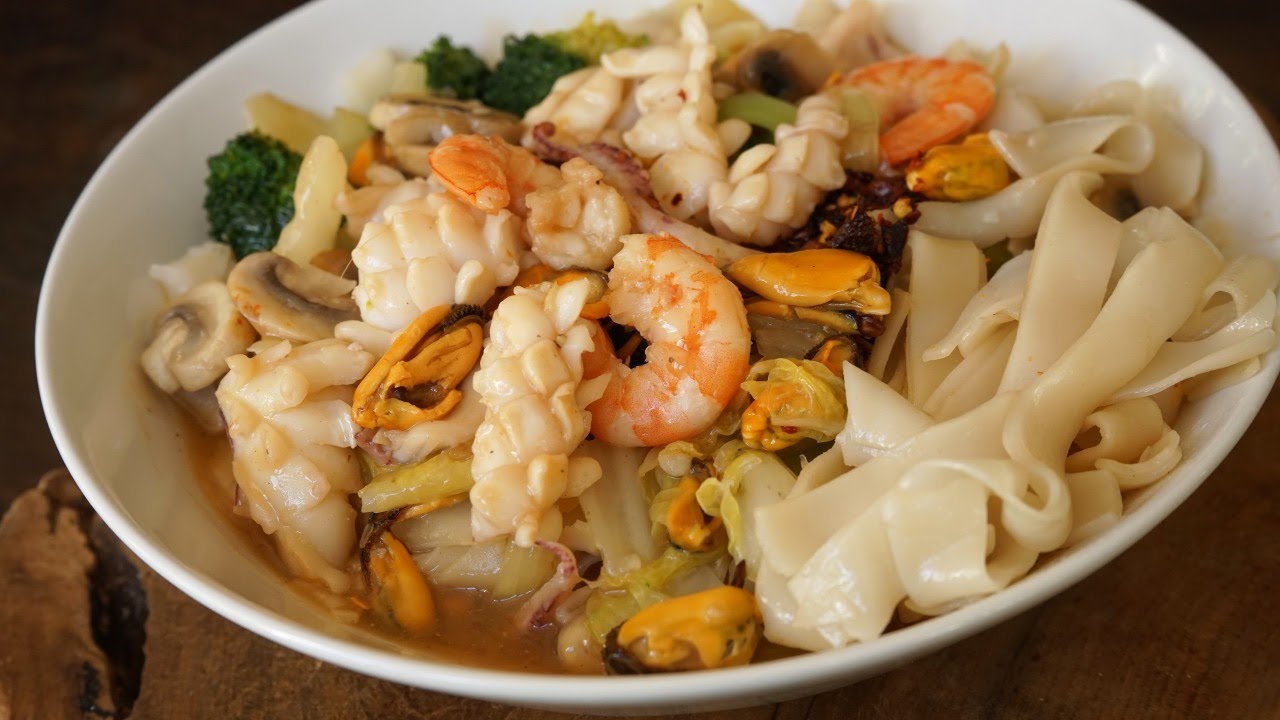 Pâtes de riz sautées aux fruits de mer : un plat riche en Umami, la 5ème saveur !