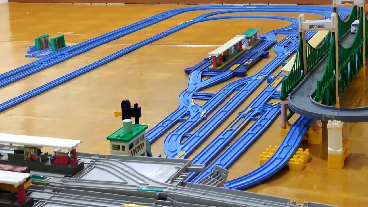 bermain Plarail KRL Commuter Line, Elevated Station, Transfer Station, Suspension Bridge Takara Tomy