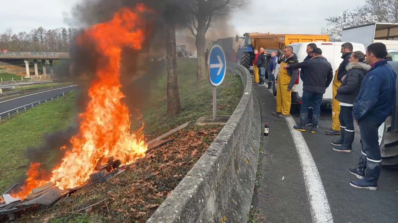 Challans : Les agriculteurs manifestent et s'installent sur la 4-voies vers La Garnache