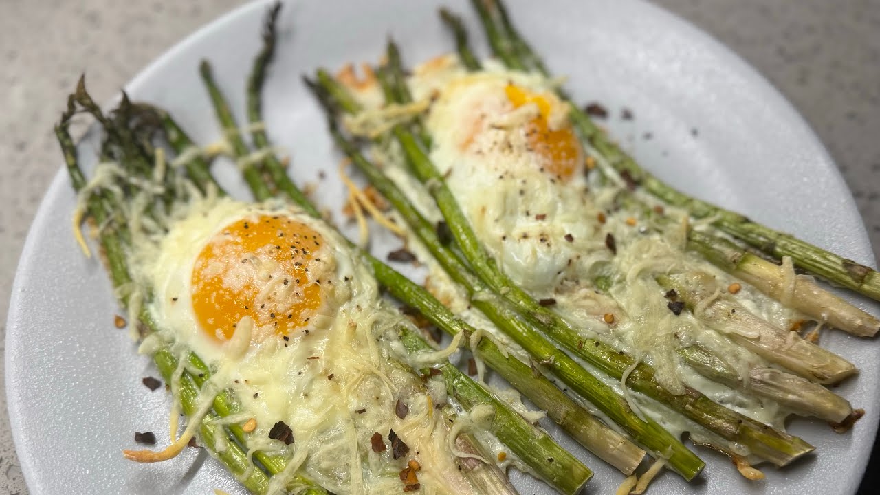 BAKED EGGS ON ROASTED ASPARAGUS 🥚🥗🧀