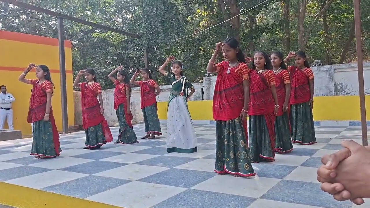 It's happens to lekin india 🇮🇳 navibhat pri school 