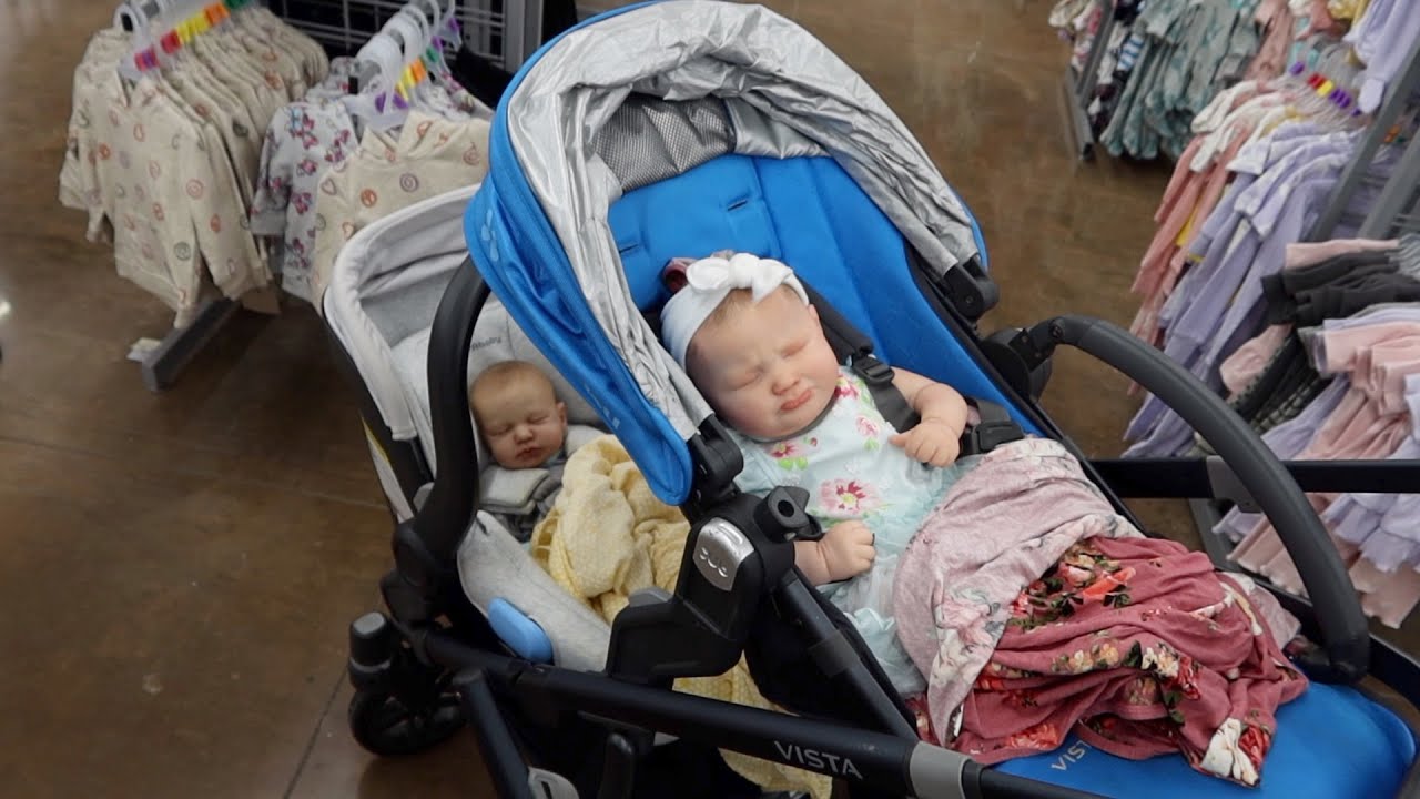 Две куклы-реборн отправляются за покупками в Walmart! Новая весенне-летняя детская одежда!