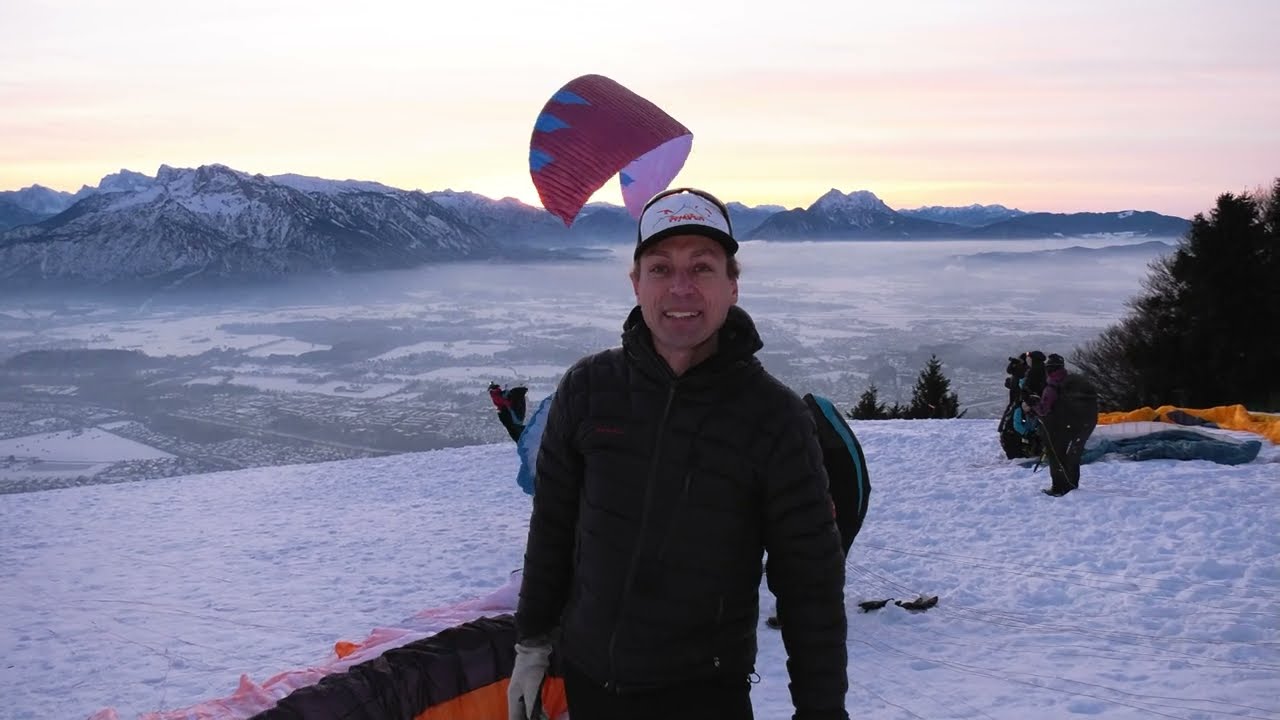 18.12.2022 AT Salzburg: Adventlichterlflug der Paragleiter über der Stadt