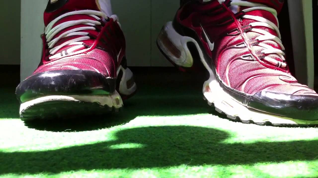 Red sweaty NIKE TN1 on hot Summerday (35*C)