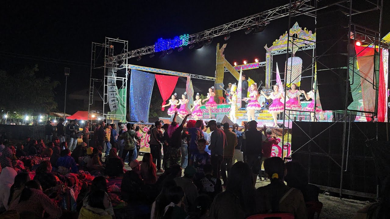 คนลาวชอบดูหมอลำ พาธันวามาน้อยดูหมอลำรอบดึก ราคาจ้าง 70,000 บาท งานบุญเดือน 3