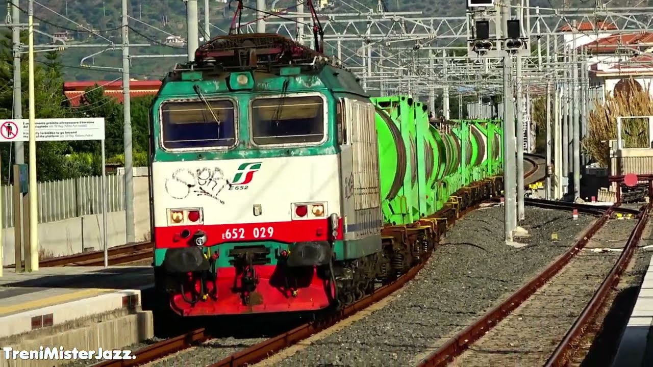 Treno merci del vino🍇 transita presso la nuova stazione di Campofelice di Roccella.Carri cisterna.🍷🍇