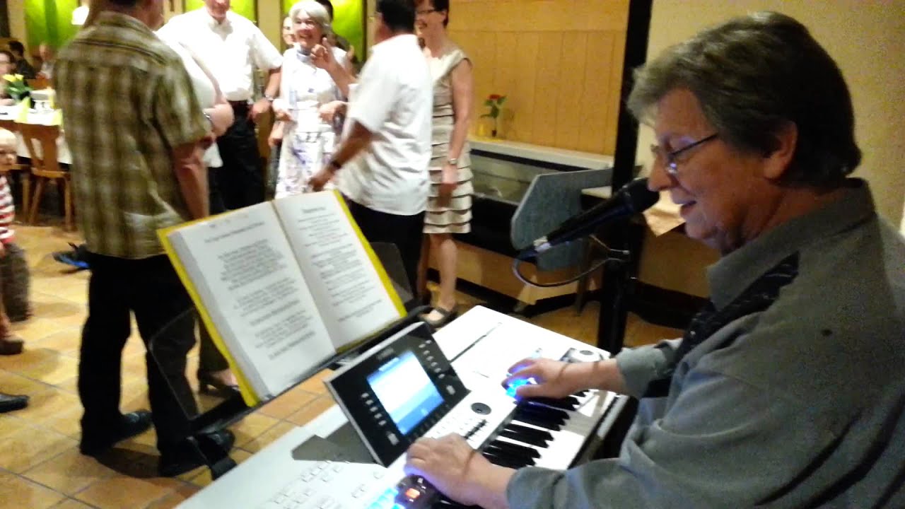 Alleinunterhalter Klaus Fiedler spielt beim 60er vom Augsburger Franzl - 06.07.2013