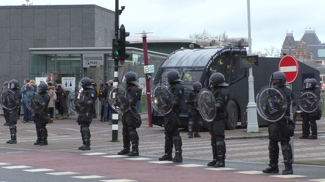 Ongeregeldheden bij Corona demonstratie - Mobiele eenheid voert charges uit - Museumplein Amsterdam