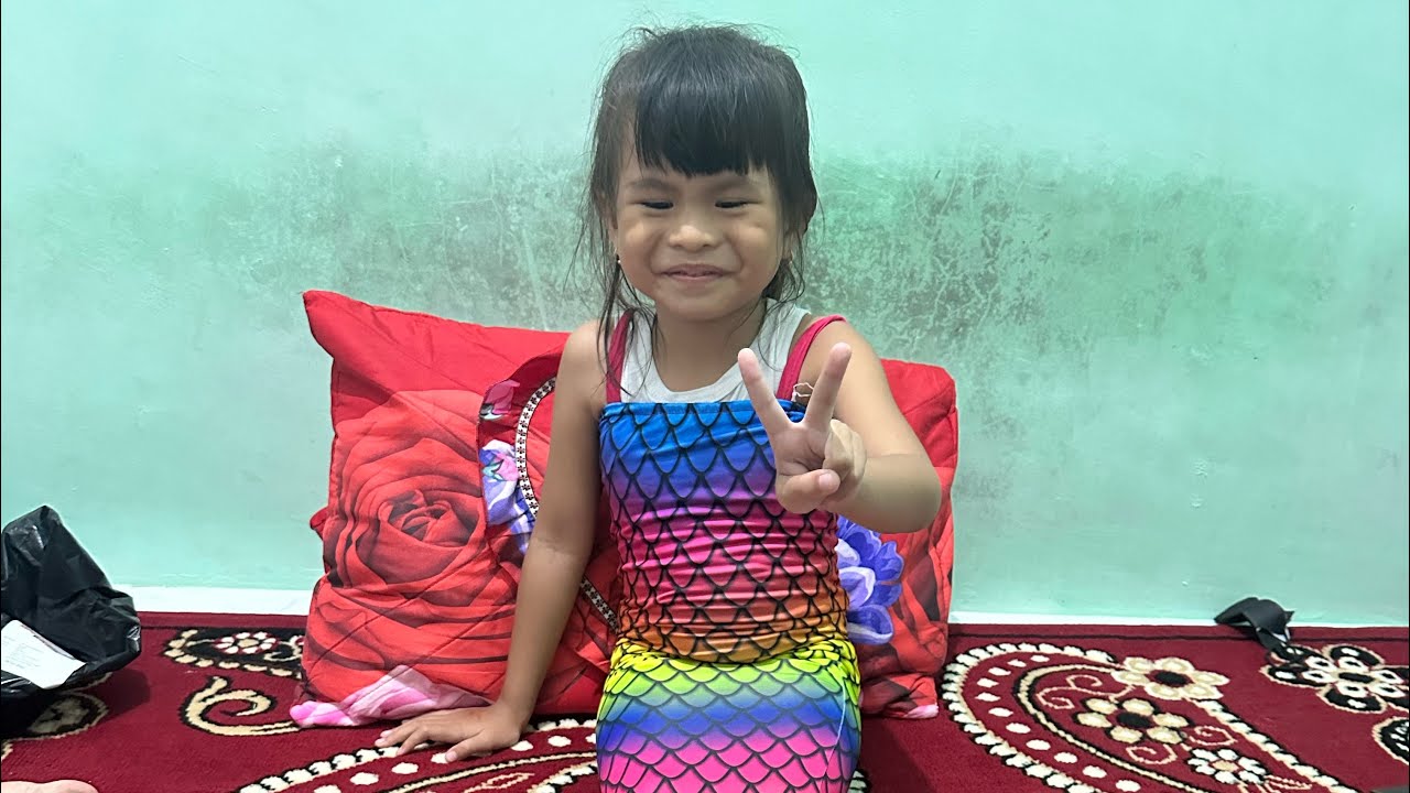 Wah Happy banget “Unboxing kostum putri duyung”