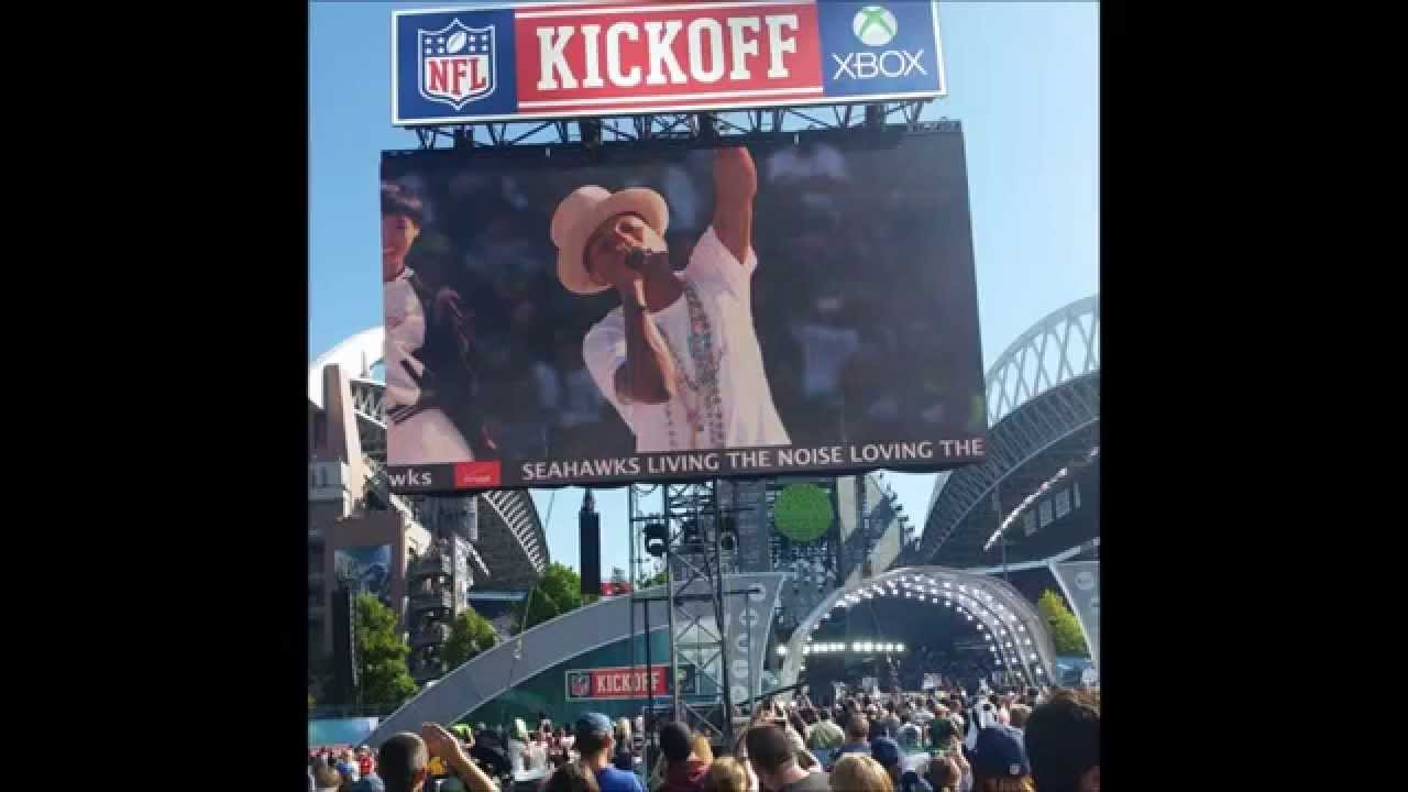 Pharrell Williams Performs At NFL Kickoff 2014 Packers Vs Seahawks