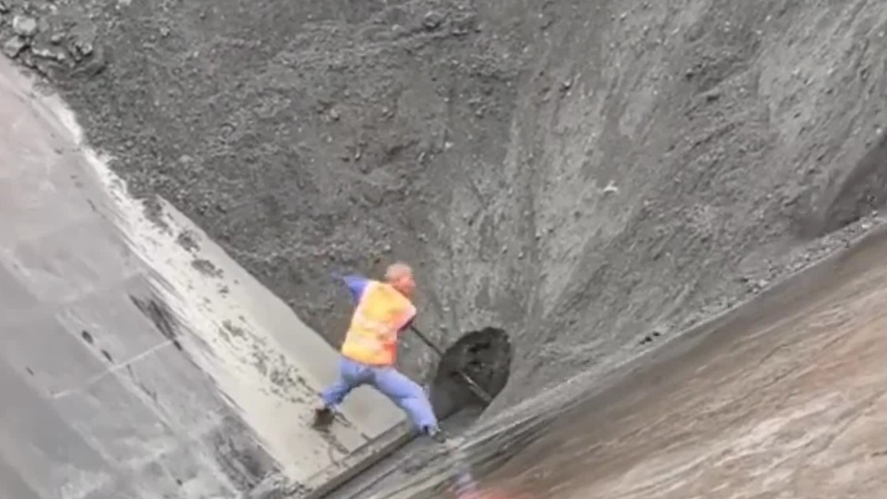 Barge successfully unloads 5,000 tons of sand and gravel  #SleepAid #Unloading #StressRelief