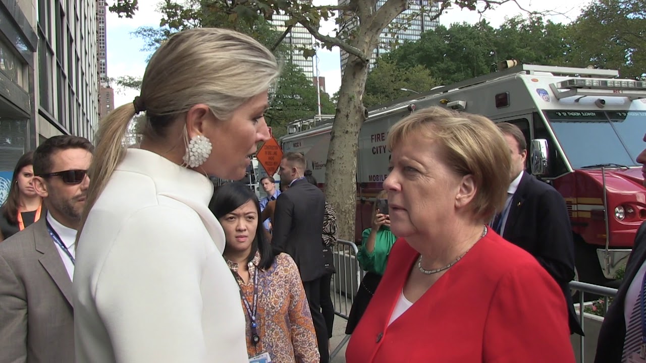 Koningin Máxima klets even bij met een bekende op straat in New York