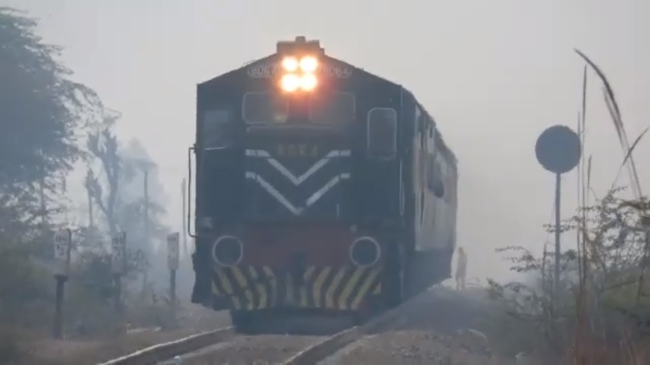 Fastest HBU - 20 8064 Pulling Fastest 45 UP Pakistan Express // Zahid Hameed //