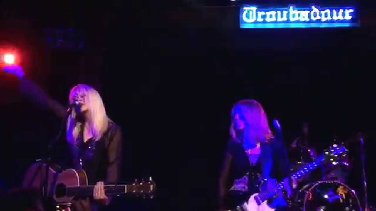 The Bangles (with Kathy Valentine of The Go Gos) perform 'Walk Like An Egyptian', 05.29.15