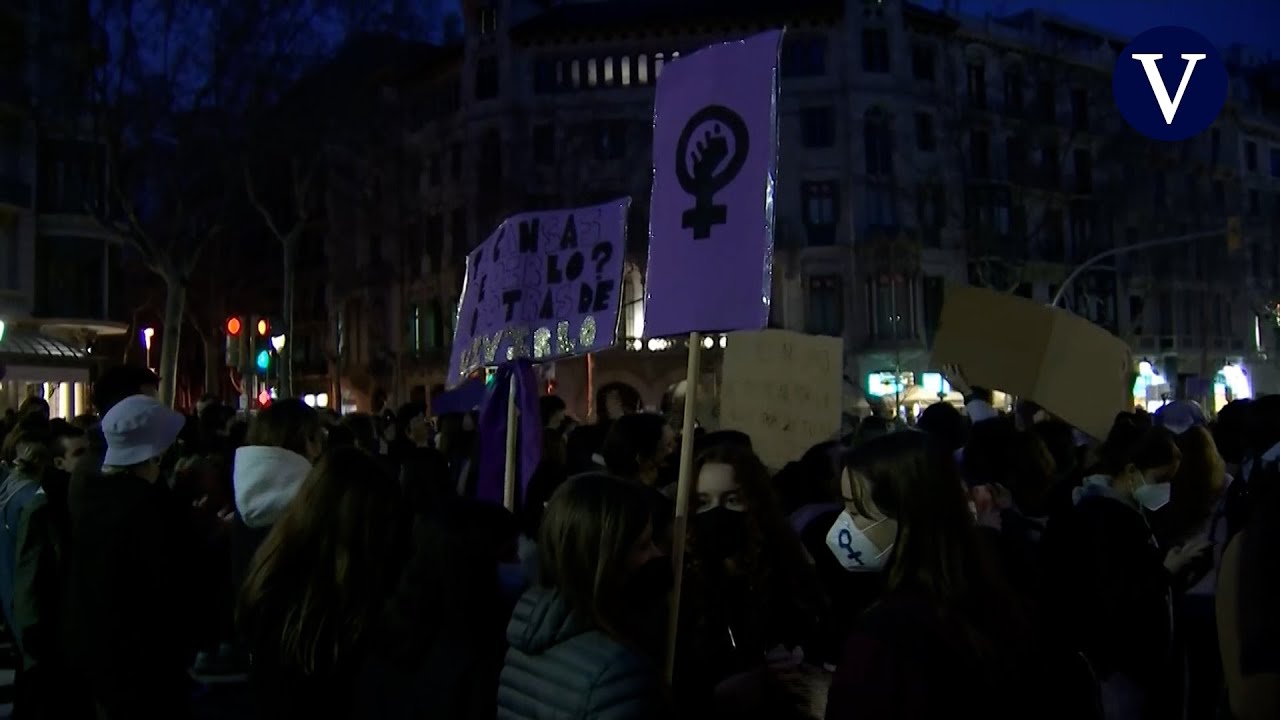 Unas 4.500 mujeres se concentran en Barcelona por el 8M