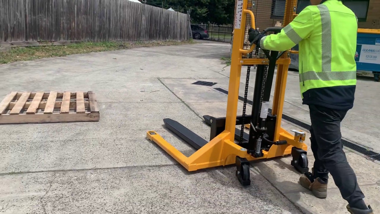 1T Straddle Leg Manual Walkie Stacker