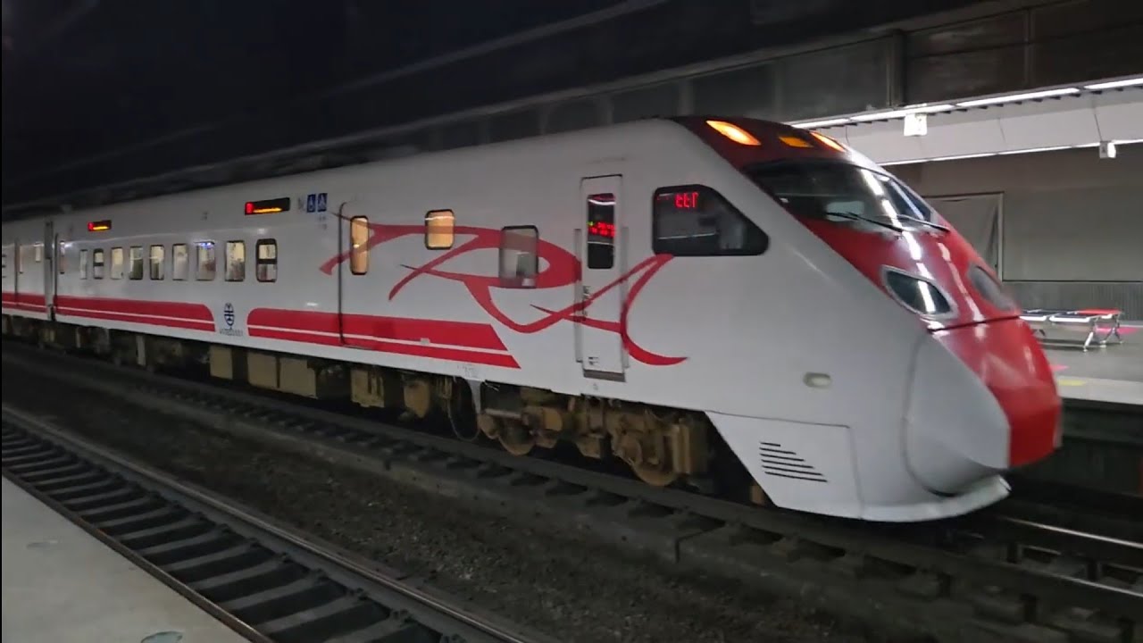 107次南港發車開往潮州西部超優質直達TEMU2000型八輛二編組TEMU2002+TEMU2001車王編組普悠瑪自強號，和1124次北湖開往基隆銀綠色微笑號EMU900型十輛一編組EMU921區間車