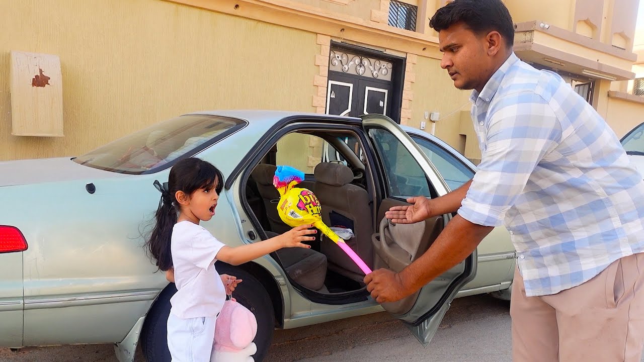 العامل الغريب اخذ سارة شوفوا كيف !!