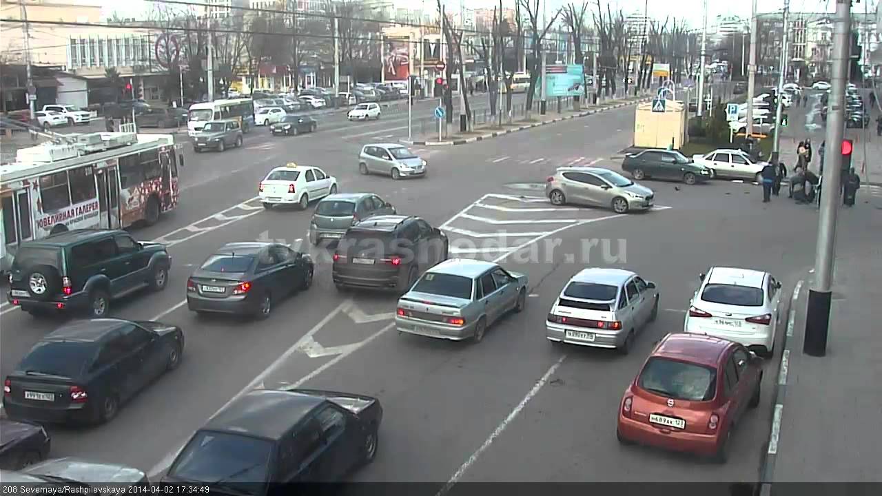 Скутерист врезался в автомобиль, проехав на 