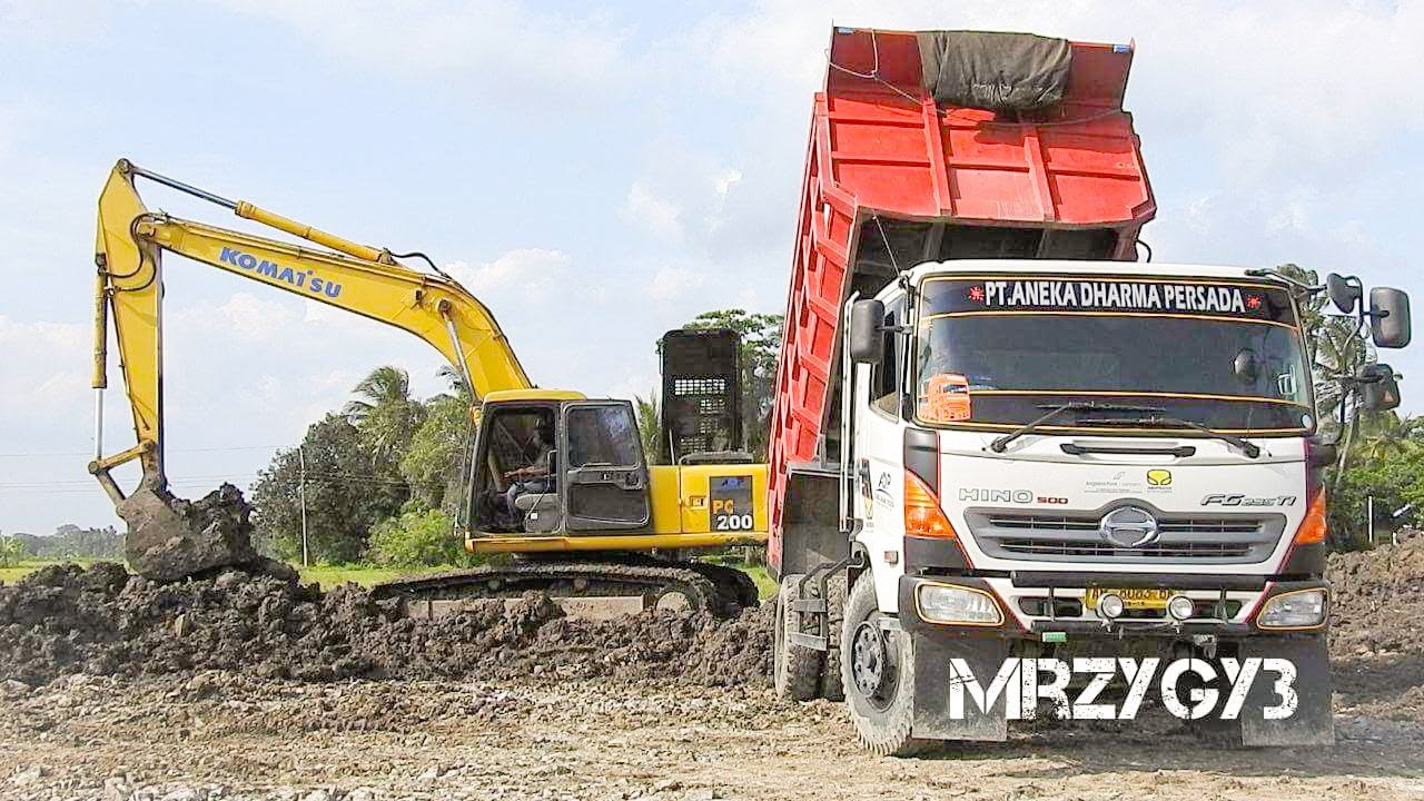Cool!! Dump Truck Unloading Dirt