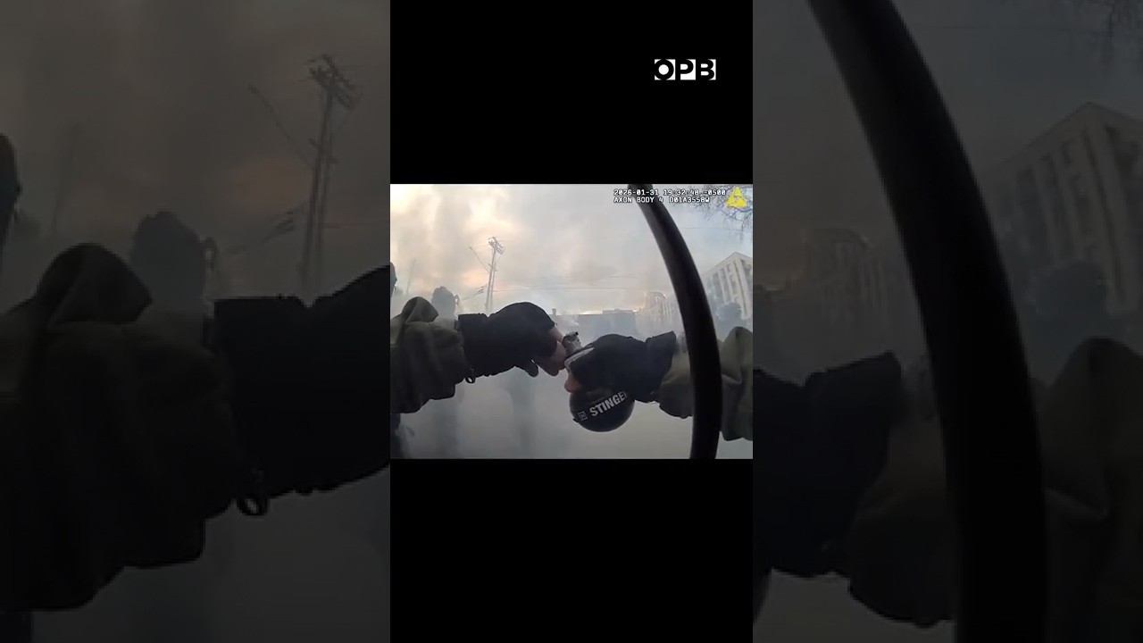 Видеозапись с нательной камеры федерального офицера во время протестов у здания иммиграционной и ...