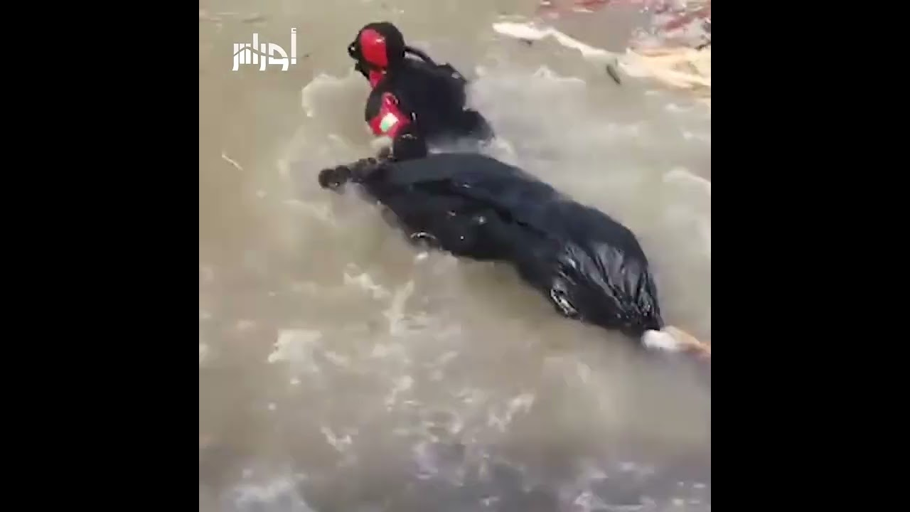 الحماية المدنية تنشر فيديو يوثق جهود أفرادها في انتشال الجثث من المياه في مدينة درنة الليبية