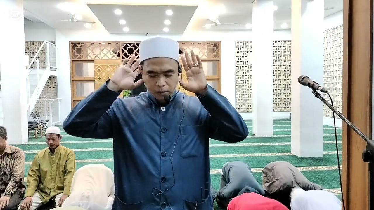 Sholat Isya di Masjid Jami Al Qawi
