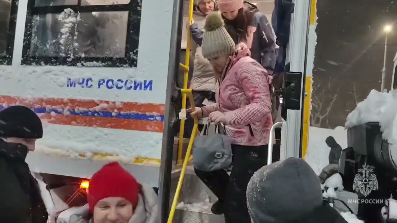 В связи со сложной дорожной ситуацией на дорогах города работают вахтовки для перевозки людей.