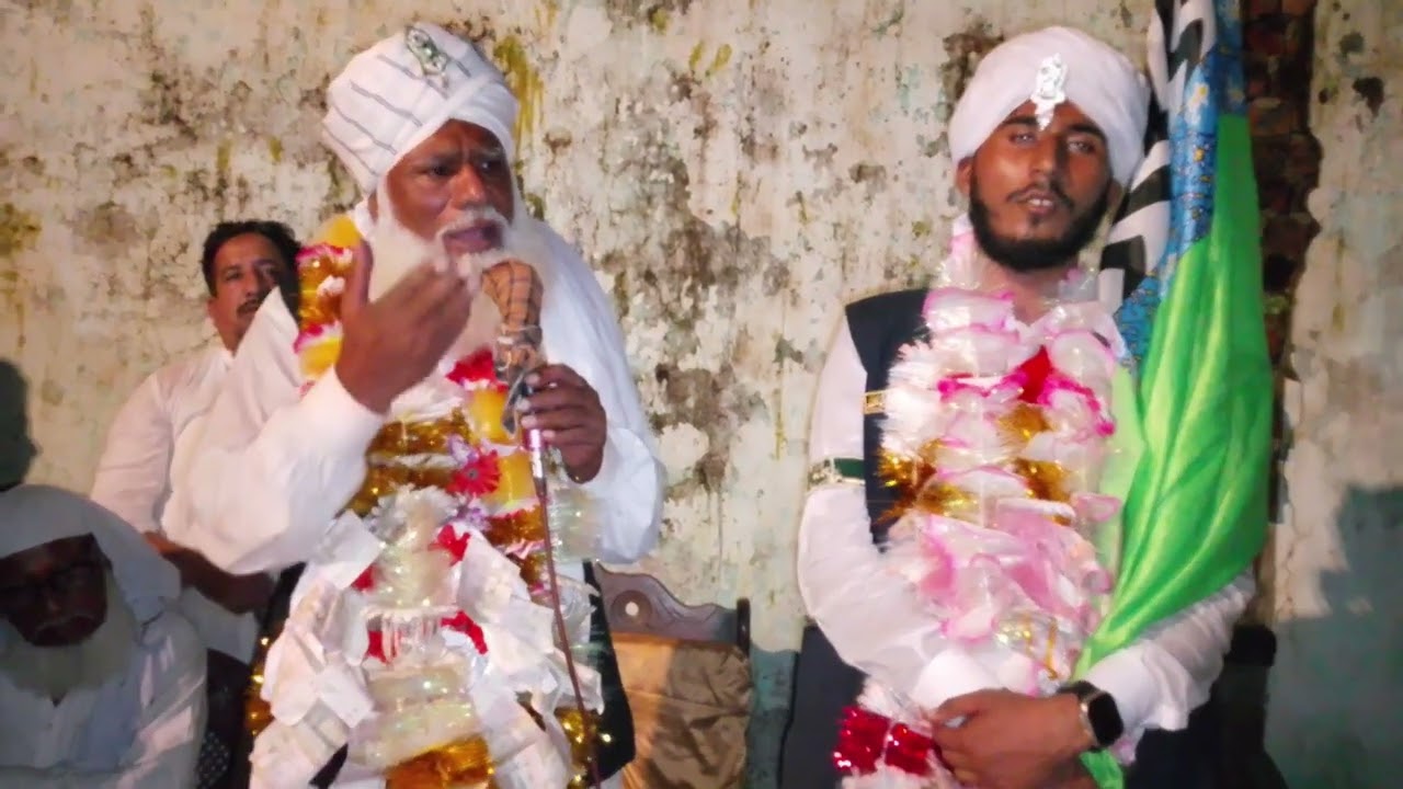 میلاد النبی صلی اللہ علیہ وسلم کے موقع پر استاد محترم مجمعے سے خطاب کرتے ہوئے 