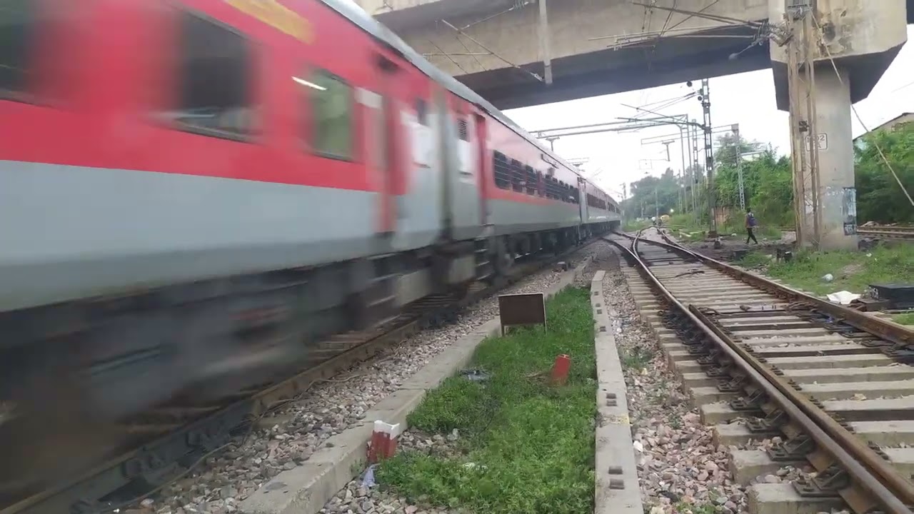 dangerous and aggressive 12926 Paschim express goes to 130 kmph😱😱  #indianrailways #train