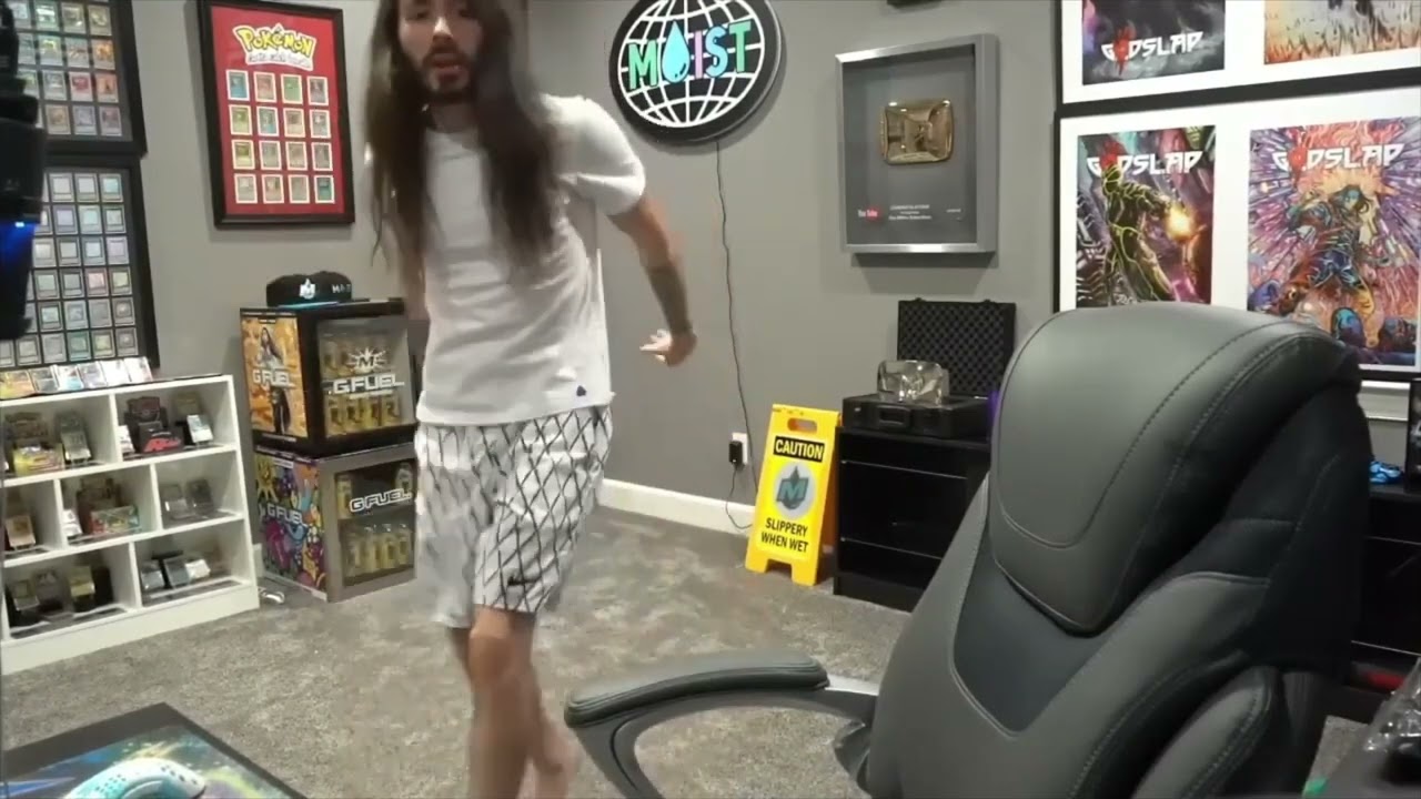 MoistCr1tikal Dancing To Electric Fountain (Tekken 6)