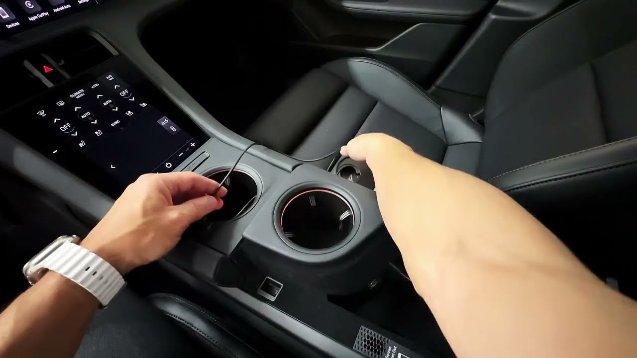 Установка крепления MagSafe на Porsche Taycan