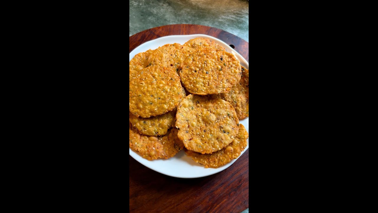 गेहूं के आटे और मूंग दाल की इतनी खस्ता मठरी बनाए और गरमागरम चाय केसाथ खाए | Moong Dal Mathri