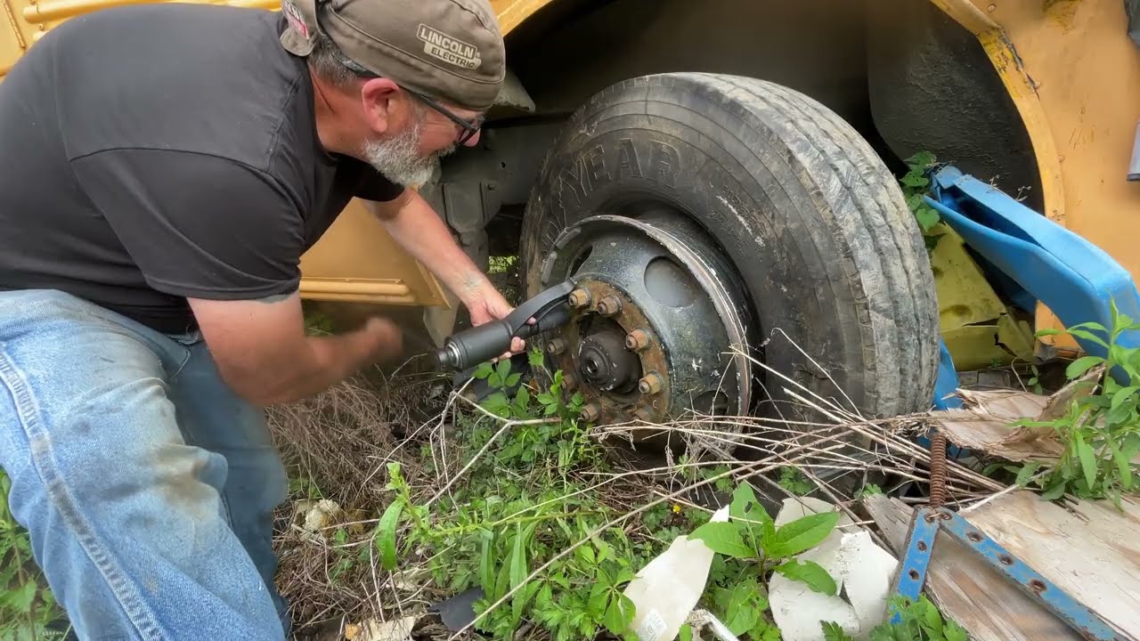 How To Remove Lug Nuts On A Skoolie, School Bus or Big Truck  #BusLife #FlatTire