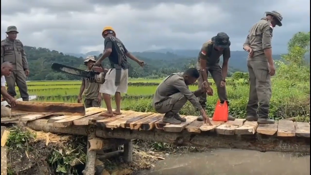 PEMBANGUNAN JEMBATAN DARURAT DIDESA FATU ATU KEC. WEWARIA KAB. ENDE OLEH BRIMOB KOMPI 3 ENDE