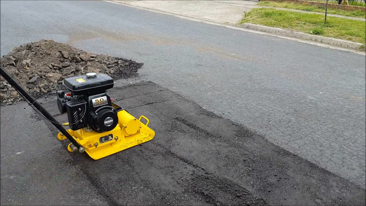 Bache en calle con Mezcla en frio