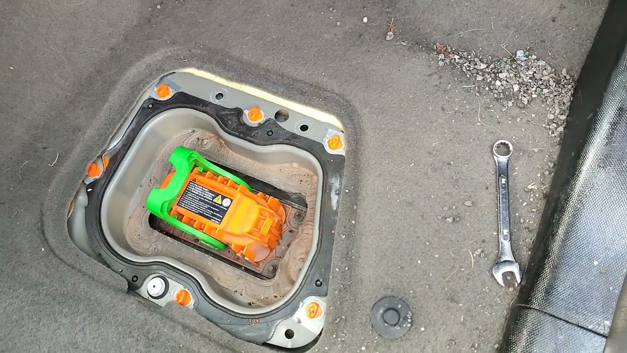 Locking out RENAULT Zoe HV Connector