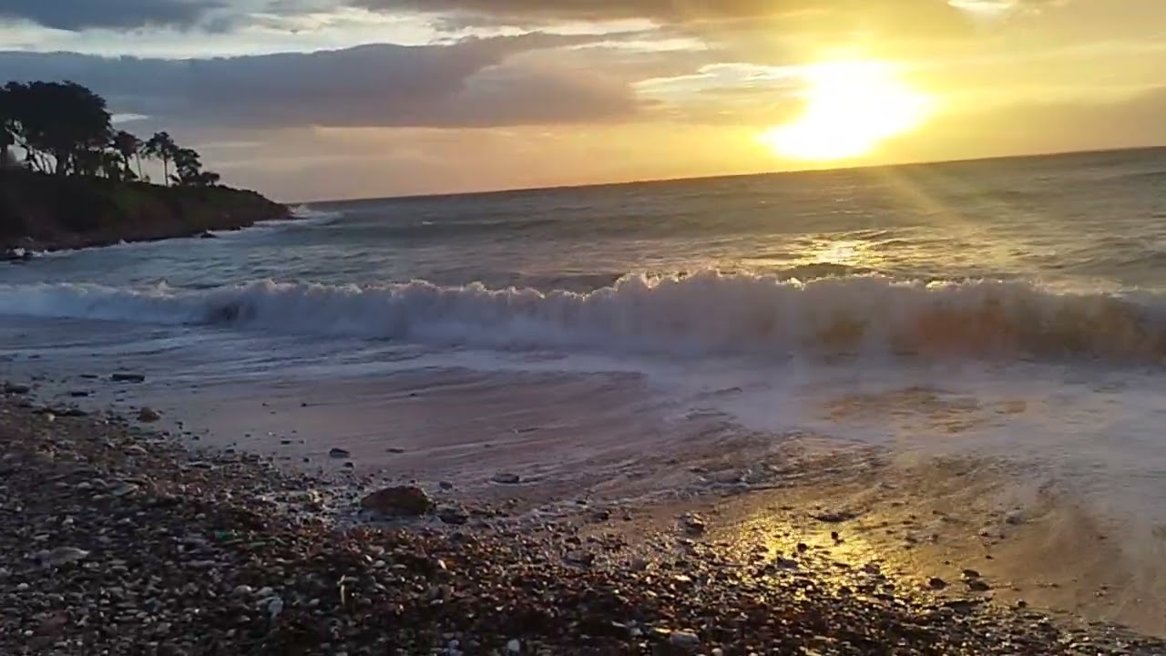  Sunset on the beach with big ocean waves/Asmr 