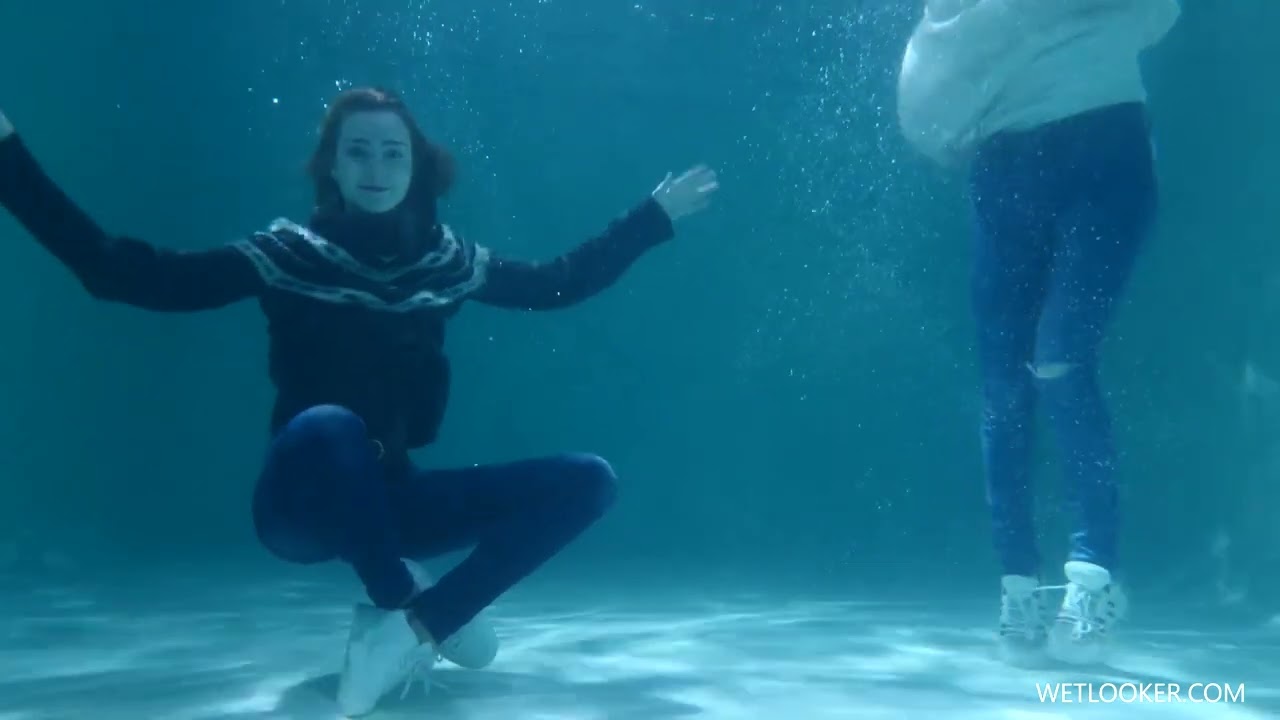 Wetlook Girls Underwater in Jeans