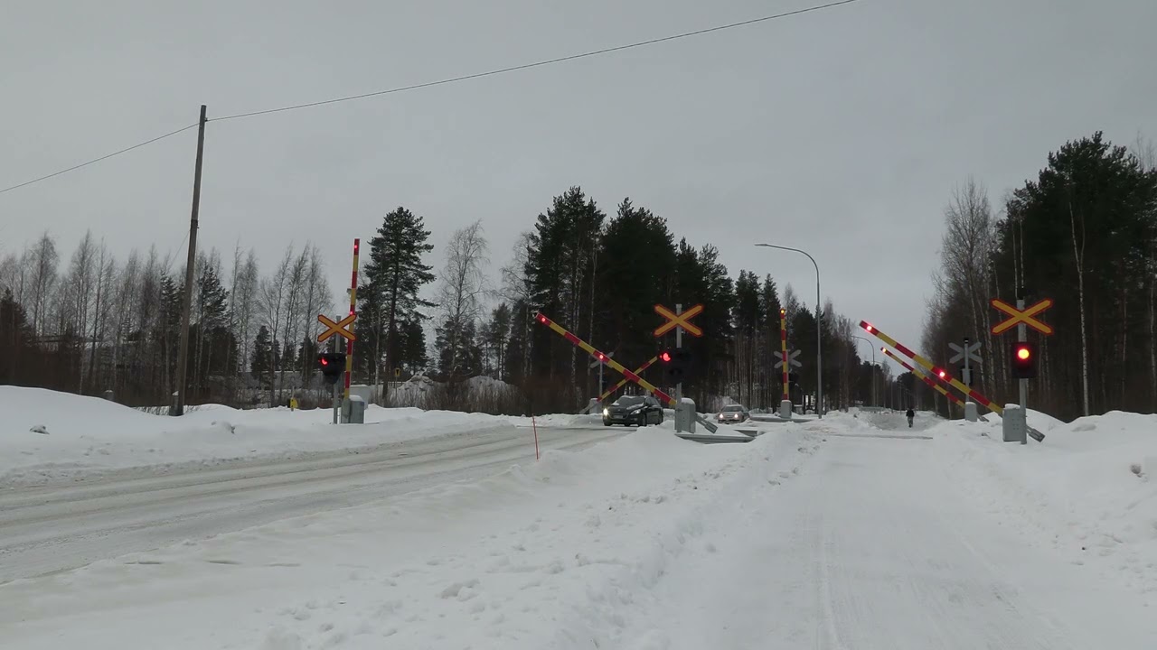 (Car get stuck between gates) VR HDM 724 passed WAHLFORSSINKATU level crossing @ Joensuu, Finland