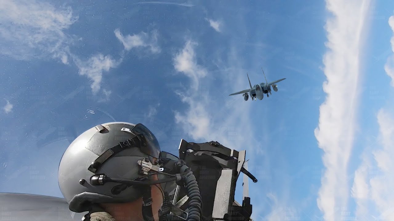 Американские F-15 ныряют друг против друга в напряженных воздушных боях