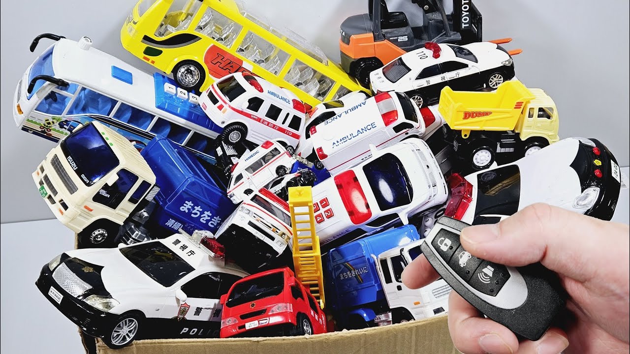 救急車などのミニカー坂道を走る！パトカーやバスも登場♪一緒に坂道走行テスト！ Ambulance miniaturecars run a slope!! drive test with siren