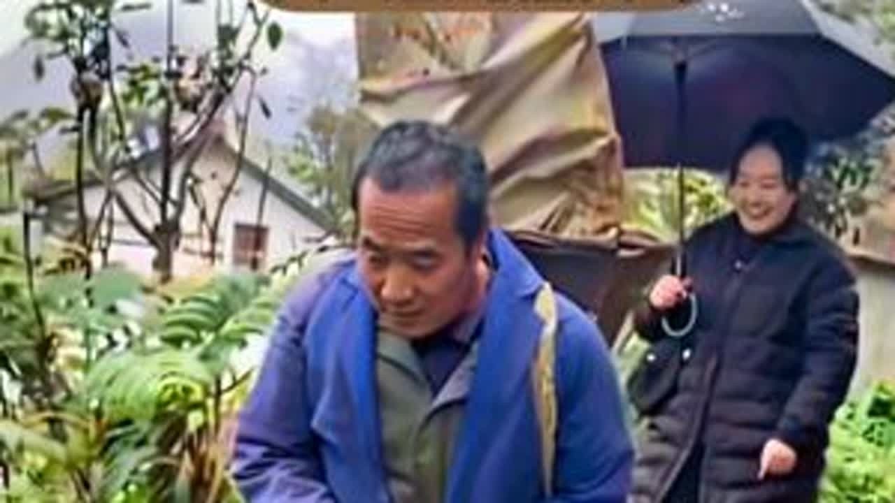 深山好货，路远难行。车开不到家门口，徒步山路，只为收正宗土腊肉。每一块，都是大山里的烟火气。#三农 #我的乡村生活 #腊肉#神农架