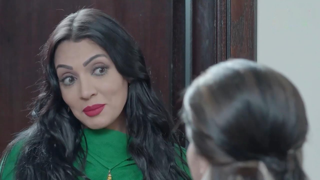 زوجته عالورق بتحط عينها عليه وبتتقرب منه!