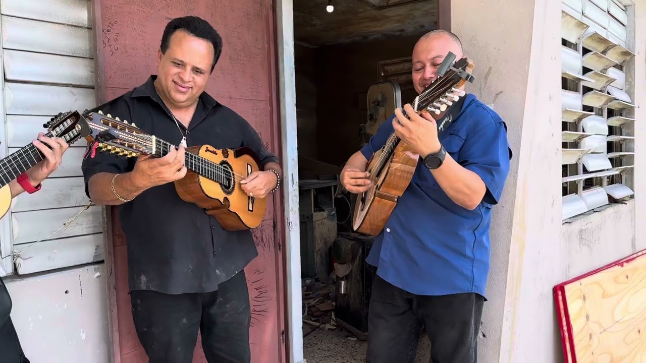 Compartiendo nuestro arte (cuatro puertorriqueño)