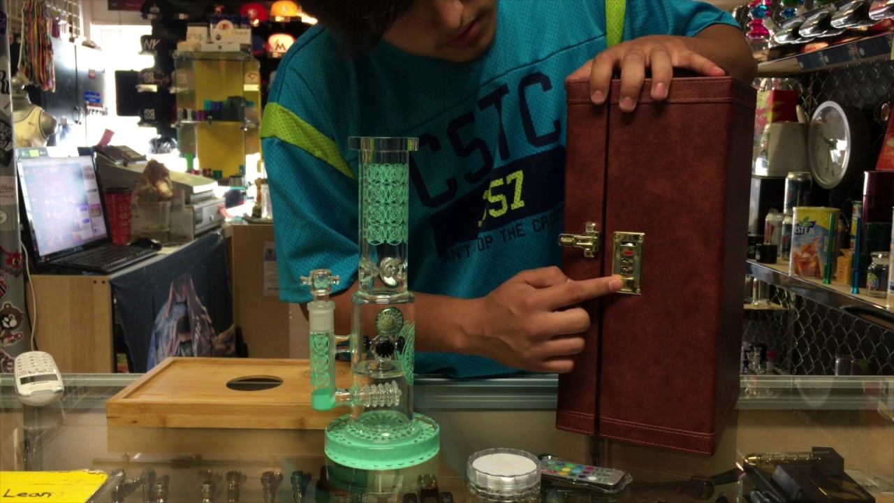 Cheech Glass unboxing the Lightning Collection Gift Set @ Hood Hoprz